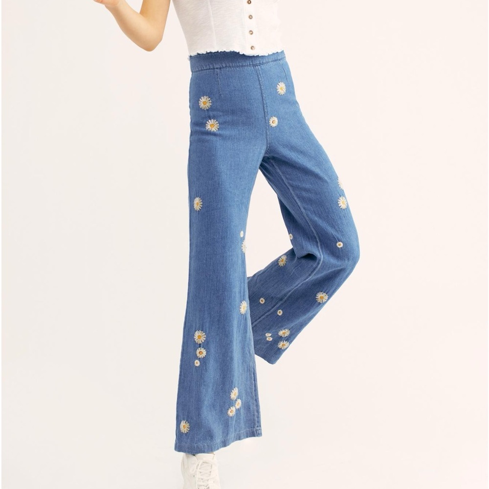 We the Free, Free People Daisy Embroidered Wide Leg Jeans. High rise. Size 26